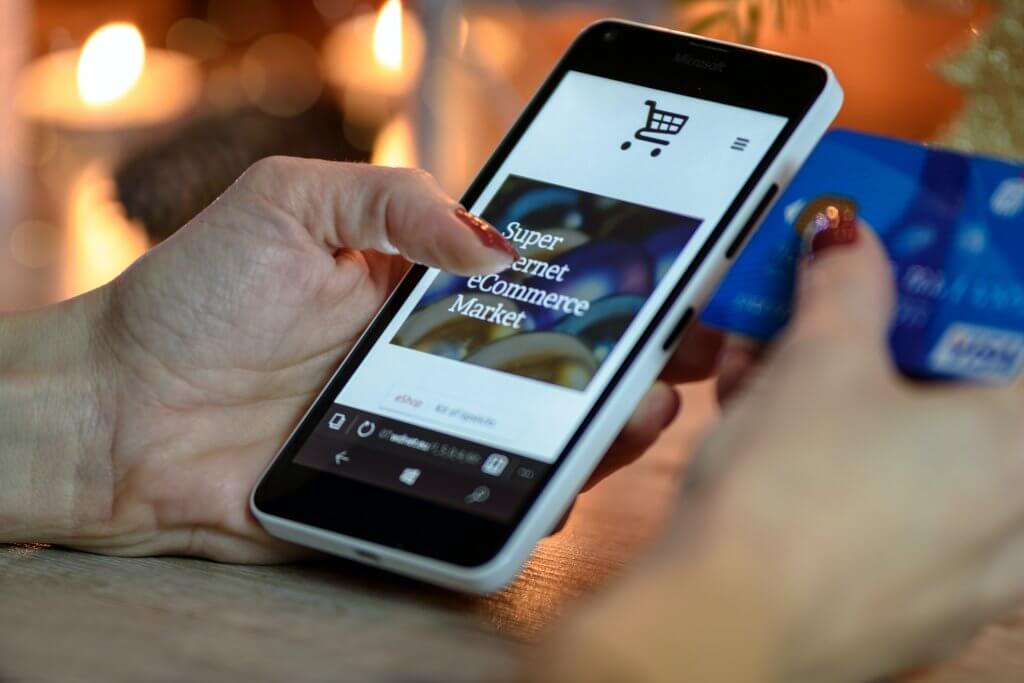 El desarrollo de tiendas online le permite a los consumidores hacer compras en línea desde la comodidad de su hogar